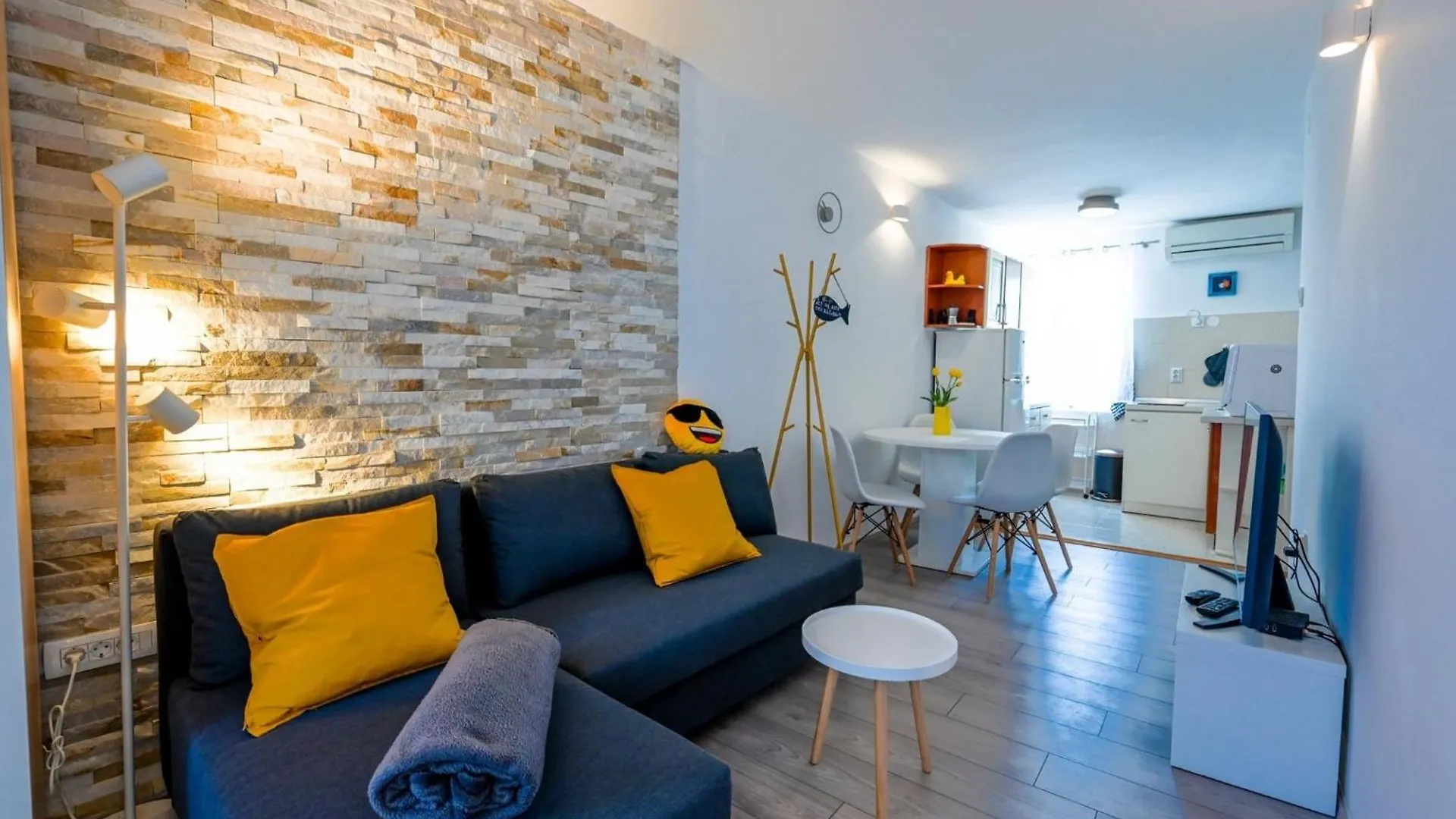 Old Town Modern And Sunny Studio Apartment contacts